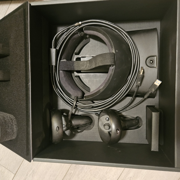 Oculus Rift S VR Headset - Black - Picture 3 of 3